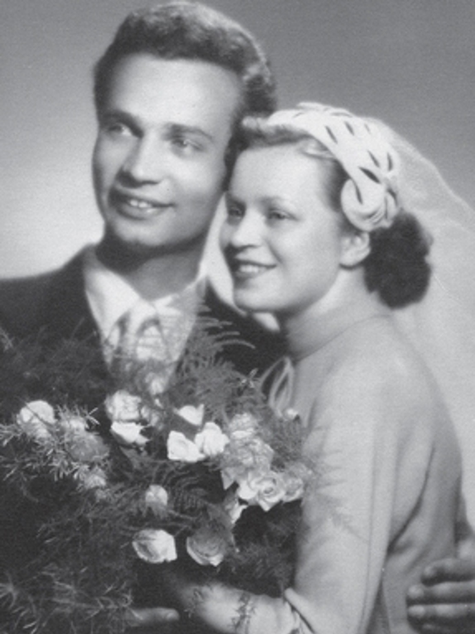 Rodák z moravských Ivančic přičichl ke kumštu v souboru písní a tanců Adolfa Pištěláka. Nejprve vystudoval průmyslovou školu a nějakou dobu pracoval v Brněnských strojírnách.