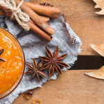 Mirabelkový džem s vánočním kořením:
Suroviny:
1 kg mirabelek
300 g třtinového cukru
ovocný pektin Labeta
šťáva z jednoho citronu
1 hvězdička badyánu
5 ks hřebíčku
2 kousky celé skořice.
Postup:
Omyté mirabelky podlijeme trochou vody (asi 50 ml), přidáme koření a rozvaříme doměkka. Necháme půl hodiny přikryté odpočinout, aby se rozleželo koření. Směs propasírujeme přes sítko, abychom se zbavili slupek a pecek. Ovocný pektin smícháme s třtinovým cukrem a přidáme k propasírovaným mirabelkám a zakápneme citronovou šťávou. Povaříme 5 minut, nezapomínáme průběžně míchat, aby se marmeláda nepřipálila. Hotový džem nalijeme do čistých skleniček, zavíčkujeme a obrátíme dnem vzhůru a necháme zchladnout. Skladujeme nejlépe na tmavém, chladném a suchém místě.