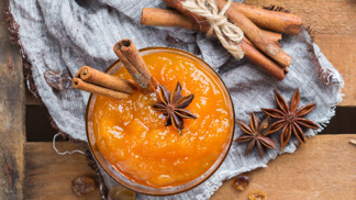 Mirabelkový džem s vánočním kořením

Suroviny:

1 kg mirabelek
300 g třtinového cukru
ovocný pektin Labeta
šťáva z jednoho citrónu
1 hvězdička badyánu
5 ks hřebíčku
2 kousky celé skořice

Postup:

Omyté mirabelky podlijeme trochou vody (asi 50 ml), přidáme koření a rozvaříme do měkka. Necháme půl hodiny přikryté odpočinout, aby se rozleželo koření. Směs propasírujeme přes sítko, abychom se zbavili slupek a pecek. Ovocný pektin smícháme s třtinovým cukrem a přidáme k propasírovaným mirabelkám a zakápneme citronovou šťávou. Povaříme 5 minut, nezapomínáme průběžně míchat, aby se marmeláda nepřipálila. Hotový džem nalijeme do čistých skleniček, zavíčkujeme a obrátíme dnem vzhůru a necháme zchladnout. Skladujeme nejlépe na tmavém, chladném a suchém místě.
 