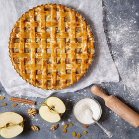 Mřížkový koláč bez lepku:

Potřebujete:

Na těsto: 250 g Univerzální směsi bez lepku Labeta, 1 kávová lžička kypřicího prášku do pečiva bez lepku Labeta, 75 g cukru, 100 g másla, 1 vejce, 3 lžíce vody.
Na náplň: skořicový cukr Labeta, 200 g nastrouhaných jablek.

Postup:

Z uvedených surovin připravíme těsto, které necháme 1 hodinu odležet v lednici. Poté polovinu těsta vyválíme a přeneseme na dno dortové formy. Přidáme nastrouhaná jablka a posypeme skořicovým cukrem. Druhou polovinu těsta vyválíme na plát a rozkrájíme na 1,5 cm široké pruhy, které skládáme do mřížky na jablka. Hotovou mřížku potřeme rozšlehaný vejcem. Pečeme pro 170 °C po dobu asi 20 minut.