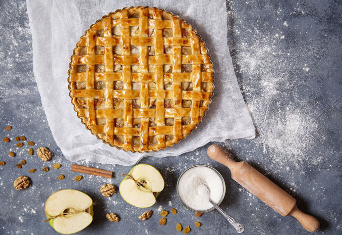 Mřížkový koláč bez lepku:

Potřebujete:

Na těsto: 250 g Univerzální směsi bez lepku Labeta, 1 kávová lžička kypřicího prášku do pečiva bez lepku Labeta, 75 g cukru, 100 g másla, 1 vejce, 3 lžíce vody.
Na náplň: skořicový cukr Labeta, 200 g nastrouhaných jablek.

Postup:

Z uvedených surovin připravíme těsto, které necháme 1 hodinu odležet v lednici. Poté polovinu těsta vyválíme a přeneseme na dno dortové formy. Přidáme nastrouhaná jablka a posypeme skořicovým cukrem. Druhou polovinu těsta vyválíme na plát a rozkrájíme na 1,5 cm široké pruhy, které skládáme do mřížky na jablka. Hotovou mřížku potřeme rozšlehaný vejcem. Pečeme pro 170 °C po dobu asi 20 minut.
