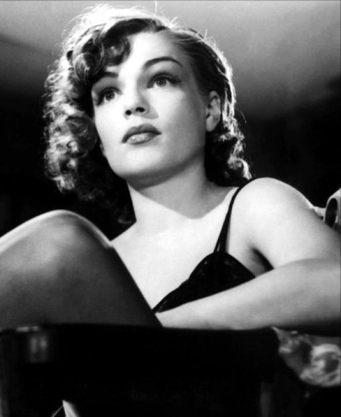 Když přišli Němci i sem, vrátila se rodina do opuštěného bytu v Neuilly-sur-Seine. Po okupaci Francie, otec využil příležitosti a mezi prvními odcestoval do Anglie, kde se zapojil do protiněmeckého odboje v organizaci France libre, založené v roce 1940 generálem de Gaullem. 