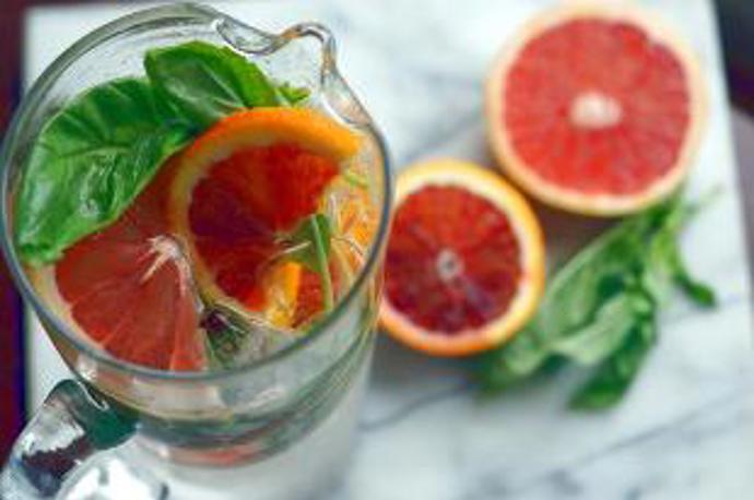 Grapefruitový hubnoucí koktejl:

1 sklenice (2 dcl) čisté vody
čerstvou šťávu z 1/2 grapefruitu
1 gram sušeného rozmarýnu, což je necelá čajová lžička.

Postup:

Smíchejte všechny suroviny ve sklenici a hned to vypijte. Nejlepší je tento nápoj pít na prázdný žaludek, alespoň 30 minut před jídlem.