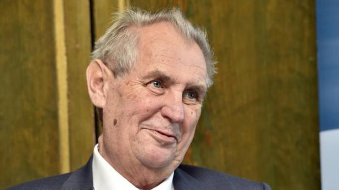 Podezření na opilost později potvrdila účastnice ceremoniálu Miroslava Němcová, která stála během události přímo vedle Zemana. Podle Němcové byl Zeman viditelně opilý a bylo to také cítit z jeho dechu. Ve stejný den před touto událostí se prezident Zeman účastnil recepce na ruském velvyslanectví, kde byl novináři zachycen při popíjení alkoholu. 