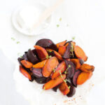 Pečená zelenina s kozím sýrem:
Suroviny:
3 menší bulvy červené řepy
svazek mrkve
sůl
pár snítek tymiánu
olivový olej
čerstvý kozí sýr.
Postup:
Řepu oloupejte, pokrájejte na čtvrtky, mrkve rovněž oloupejte a překrojte na špalíky. Pak zeleninu dejte na arch pečicího papíru, osolte, posypejte tymiánem a zastříkněte olivovým olejem. Spojte do "ranečku", svažte provázkem a při 180 °C pečte 30 minut. Podávejte se sýrem.