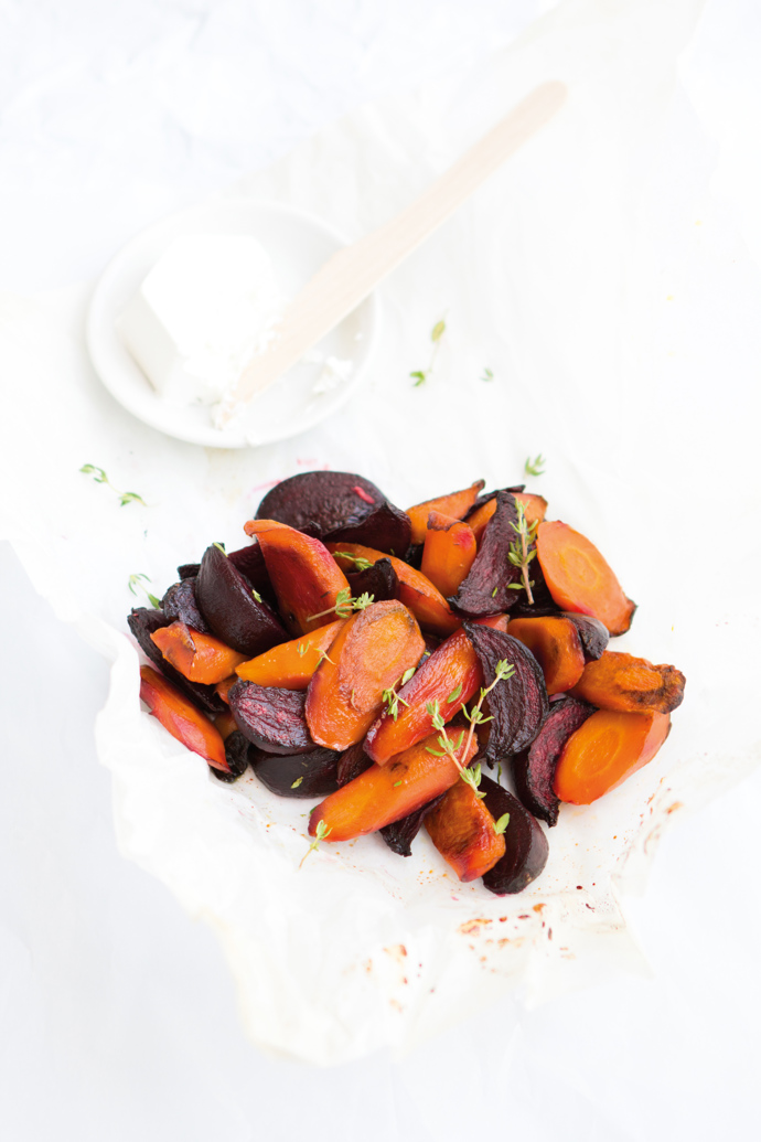 Pečená zelenina s kozím sýrem

Suroviny:

3	menší bulvy červené řepy		
svazek mrkve		
sůl		
pár snítek tymiánu		
olivový olej		
čerstvý kozí sýr

Postup:

Řepu oloupejte, pokrájejte na čtvrtky, mrkve rovněž oloupejte a překrojte na špalíky. Pak zeleninu dejte na arch pečicího papíru, osolte, posypejte tymiánem a zastříkněte olivovým olejem. Spojte do ,ranečku‘svažte provázkem a při 180 °C pečte 30 minut. Podávejte se sýrem.