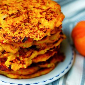 Placky z dýně:
Suroviny:
2 vrchovaté hrnky nastrouhané dýně Hokkaido
1 lžíce hladké mouky
1 lžíce solamylu
1 vejce
50 ml mléka
1 hrst nasekané petrželky
sůl a pepř
olej.
Postup:
Všechny ingredience kromě dýně a oleje smícháme na těstíčko a nakonec k němu přimícháme nahrubo nastrouhanou dýni (neoloupanou). Z těstíčka tvoříme placičky, které smažíme na pánvi v rozpáleném oleji dozlatova z obou stran. Hotové dáme na papírovou utěrku, která nasaje přebytečný tuk.