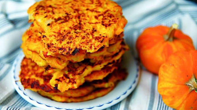 Placky z dýně:

Suroviny:

2 vrchovaté hrnky nastrouhané dýně Hokkaido
1 lžíce hladké mouky
1 lžíce solamylu
1 vejce
50 ml mléka
1 hrst nasekané petrželky
sůl a pepř
olej.

Postup:

Všechny ingredience kromě dýně a oleje smícháme na těstíčko a nakonec k němu přimícháme nahrubo nastrouhanou dýni (neoloupanou). Z těstíčka tvoříme placičky, které smažíme na pánvi v rozpáleném oleji dozlatova z obou stran. Hotové dáme na papírovou utěrku, která nasaje přebytečný tuk.  