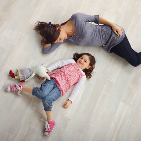 Ideálním řešením do dětského pokoje je vinylová podlaha. Nejen, že není drahá, ale je i kvalitní, lehce udržovatelná a zvládne i řádění vašich dětí.<a href="http://podlahylevne.eu">Podlahylevne.eu</a>