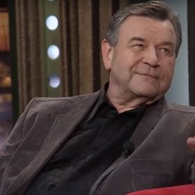 Vyučil se zámečníkem. Na divadle působil od počátku 60. let 20. století. Již v roce 1956 se objevil v dětské roli na scéně Tylova divadla. V sezóně 1959/1960 byl jevištním technikem v divadle F. X. Šaldy v Liberci.