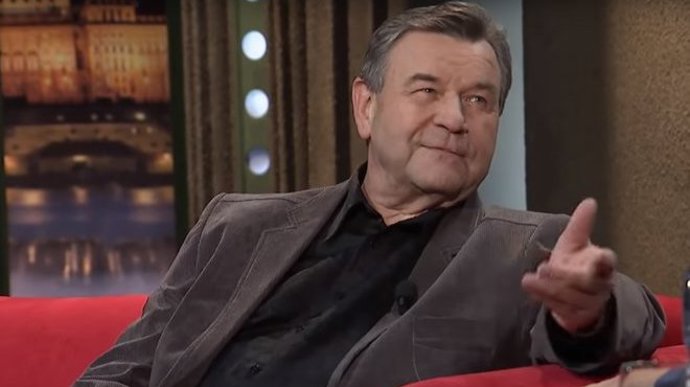 Vyučil se zámečníkem. Na divadle působil od počátku 60. let 20. století. Již v roce 1956 se objevil v dětské roli na scéně Tylova divadla. V sezóně 1959/1960 byl jevištním technikem v divadle F. X. Šaldy v Liberci.