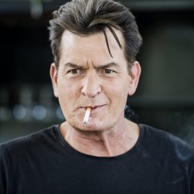Charlie Sheen pochází z umělecké rodiny, jeho matka je Janet Estevéz (rozená Templetonová) a otec Ramón Estévez, známý také pod uměleckým jménem Martin Sheen.