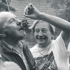 S atletikou se Dana poprvé seznámila při studiu gymnázia v Uherském Hradišti. Za druhé světové války a krátce po ní se Dana Ingrová aktivně věnovala házené. Všesportovní nadání dokázala, když se roku 1949 stala v dresu týmu Slovácká Slavie mistryní Československa v házené žen.