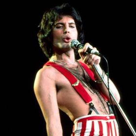 Roku 1955 byl poslán do Bombaje (Indie), kde žil v internátní škole St. Peter’s v Panchgani. Opustil tak svého otce, mladší sestru Kashmiru a hlavně svou matku, se kterou měl velmi silný vztah.