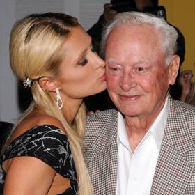  Stejně jako jeho otec před ním přislíbil 97 procent svého bohatství Nadaci Conrada N. Hiltona.