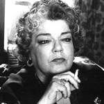 Simone Signoretová se narodila v roce 1921 ve Wiesbadenu v Porýní jako nejstarší dítě André Kaminkera a Georgette Signoretové. Její otec, narozený ve Francii, byl synem polského Žida, obchodníka s diamanty. Matka pocházela z nemajetné, francouzské, křesťanské rodiny.