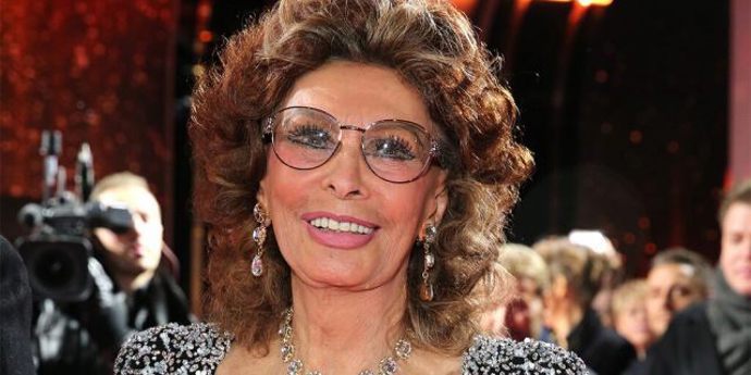 V Římě zůstala i po dokončení filmu a pracovala jako modelka pro časopisy. V soutěži Miss Řím, kde skončila druhá, si ji všiml o 20 let starší producent Carlo Ponti. Pomohl jí získávat menší roličky a po natočení filmu Pýcha a vášeň s Cary Grantem a Frankem Sinatrou přišly skutečně velké role.