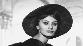 Sophia Lorenová, rodným jménem Sofia Villani Scicolone je italská filmová herečka, která se v 60. letech 20. století stala hvězdou světové kinematografie, stejně tak byla považována za sexuální symbol.