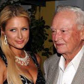 Hilton se narodil v Dallasu v Texasu Mary Adelaide (rozené Barronové) a Conradu Nicholsonu Hiltonovi, zakladateli Hilton Hotels. Hilton vyrostl se třemi sourozenci: Conrad Nicholson Hilton jr., Eric Michael Hilton a Constance Francesca Hiltonová. Jeho otec byl norského a německého původu a jeho matka pocházela z Kentucky.