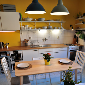 Svěží skandinávský styl kuchyně dodává ráno energii do dalšího dne.