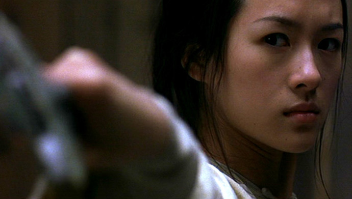 Silný a vznešený Li Mu Bai (Chow Yun Fat) je jedním z nejlepších mistrů meče své doby. Ve škole bojových umění potkává dávnou přítelkyní Shu Lien (Michelle Yeoh).