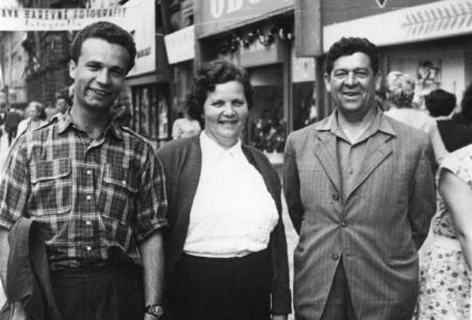 Naposledy stál, resp. seděl před kamerou 27. května 1988 v pořadu Abeceda. O dva dny později zemřel v Brně. Pohřben je na pražských Olšanských hřbitovech.