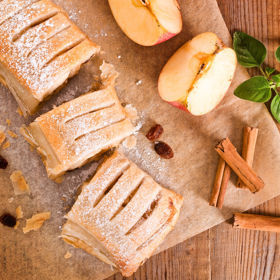 Vločkový štrúdl bez lepku:

Potřebujete:

Na těsto: 

2 polévkové lžíce Univerzální směsi bez lepku Labeta
2 hrnky vloček (rýžové, jáhlové, pohankové nebo jejich směs)
2-3 lžíce tekutého medu
2 bílé neochucené jogurty
1/2 hrnku vody.

Na náplň: 4-5 nastrouhaných jablek, podle chuti mleté ořechy, skořicový cukr, rozinky.

Postup:

Vločky smícháme s vodou, přidáme med, jogurt a Univerzální směs bez lepku. Promícháme a na plech vyložený pečicím papírem rozetřeme polovinu těsta do pruhu 10 cm širokého a 2 cm silného. Na pruh rozprostřeme nastrouhaná jablka, posypeme skořicovým cukrem, rozinkami a ořechy. Zbývajícím rozváleným těstem jablka přikryjeme. Pečeme při 200 °C asi 25 minut. Před dopečením rozetřeme rozpuštěným máslem.
