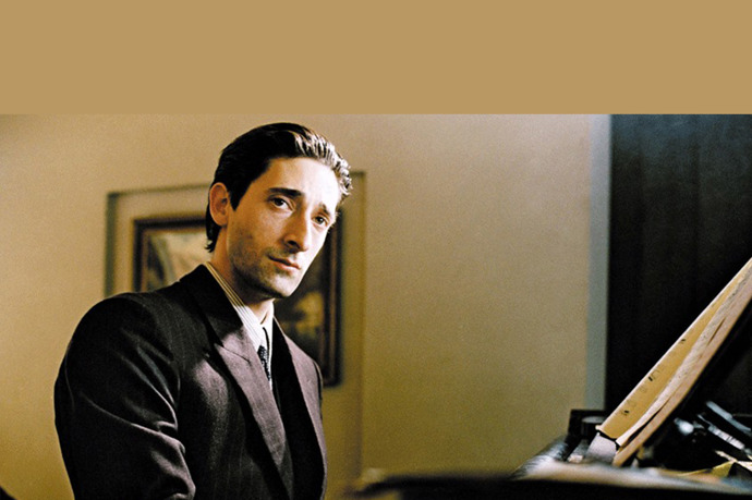  Nátlak se postupně zvyšuje a rodina je na tom stále hůře. Brzy jsou donuceni prodat obrazy, stříbro, nábytek a nakonec i Szpilmanovo drahocenné piano.