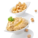 Hummus:

Suroviny:

•	1 plechovka proprané cizrny 
•	2 stroužky česneku 
•	2 lžíce olivového oleje 
•	půl šálku pasty Tahini.

Postup:

Cizrnu si uvaříte sami, popřípadě konzervovanou cizrnu propláchněte v cedníku studenou vodou, abyste ji zbavili přebytečné soli. Přidáme 2 stroužky prolisovaného česneku, olivový olej a Tahini. Rozmixujte vše výkonným mixérem dohladka. Podávejte s celozrnným pečivem, namazané na kouscích okurky nebo s knäckebrotem.
