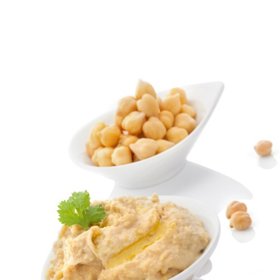 Hummus:

Suroviny:

•	1 plechovka proprané cizrny 
•	2 stroužky česneku 
•	2 lžíce olivového oleje 
•	půl šálku pasty Tahini.

Postup:

Cizrnu si uvaříte sami, popřípadě konzervovanou cizrnu propláchněte v cedníku studenou vodou, abyste ji zbavili přebytečné soli. Přidáme 2 stroužky prolisovaného česneku, olivový olej a Tahini. Rozmixujte vše výkonným mixérem dohladka. Podávejte s celozrnným pečivem, namazané na kouscích okurky nebo s knäckebrotem.
