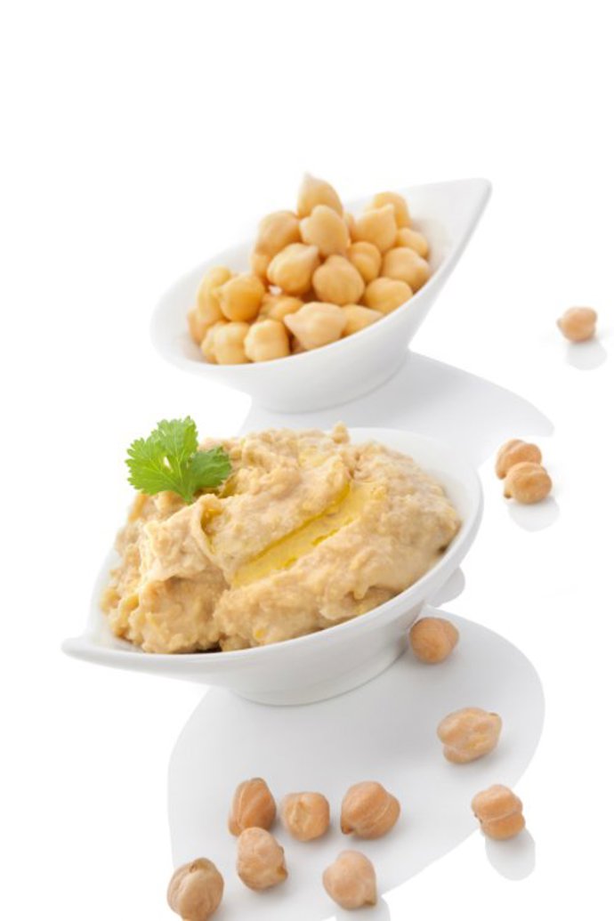 Hummus:

Suroviny:

•	1 plechovka proprané cizrny 
•	2 stroužky česneku 
•	2 lžíce olivového oleje 
•	půl šálku pasty Tahini.

Postup:

Cizrnu si uvaříte sami, popřípadě konzervovanou cizrnu propláchněte v cedníku studenou vodou, abyste ji zbavili přebytečné soli. Přidáme 2 stroužky prolisovaného česneku, olivový olej a Tahini. Rozmixujte vše výkonným mixérem dohladka. Podávejte s celozrnným pečivem, namazané na kouscích okurky nebo s knäckebrotem.