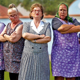 Jenže pozůstalí Hálovi se synem Adamem se rozhodnou, že se jim vila líbí a opraví ji, i když v ní prý straší.