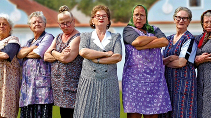 Jenže pozůstalí Hálovi se synem Adamem se rozhodnou, že se jim vila líbí a opraví ji, i když v ní prý straší.