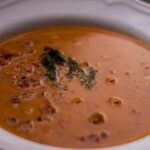 Šípková polévka:
Z hladké mouky a tuku připravíme jíšku, rozšleháme ji ve vodě a povaříme. Poté vmícháme šípkový džem (poměr podle množství polévky a požadované hustoty), polévku osolíme a okořeníme mletým zázvorem. Můžeme ji také okyselit citronovou šťávou. Podáváme ji horkou, doplněnou nasucho opečenými kostkami veky nebo rohlíků.