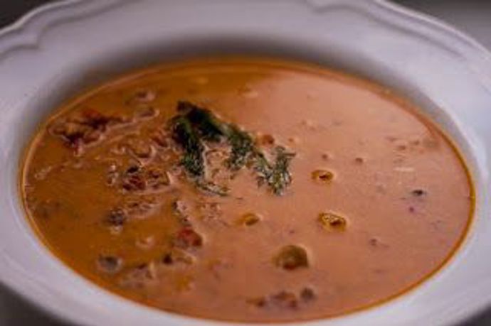 Šípková polévka:

Z hladké mouky a tuku připravíme jíšku, rozšleháme ji ve vodě a povaříme. Poté vmícháme šípkový džem (poměr podle množství polévky a požadované hustoty), polévku osolíme a okořeníme mletým zázvorem. Můžeme ji také okyselit citronovou šťávou. Podáváme ji horkou, doplněnou nasucho opečenými kostkami veky nebo rohlíků.