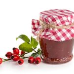 Šípkový džem:
Očištěné šípky vsypeme do nerezového hrnce, zalijeme je vodou, uvaříme doměkka a propasírujeme. Protlak zvážíme, přidáme cukr (400—500 g cukru na 1 kg protlaku) a pak jej za stálého míchání zahustíme mírným varem. Ještě horkým džemem naplníme skleničky, které zavíčkujeme a obrátíme dnem vzhůru.