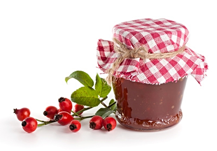 Šípkový džem:

Očištěné šípky vsypeme do nerezového hrnce, zalijeme je vodou, uvaříme doměkka a propasírujeme. Protlak zvážíme, přidáme cukr (400—500 g cukru na 1 kg protlaku) a pak jej za stálého míchání zahustíme mírným varem. Ještě horkým džemem naplníme skleničky, které zavíčkujeme a obrátíme dnem vzhůru.