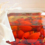 Šípkový kompot:
Do hrnce dáme 200 g očištěných šípků a 200 g opraných plodů jeřabin, přidáme k nim čerstvou šťávu z citronu, kousek citronové kůry, 4 hřebíčky a 350 g cukru. Plody zalijeme vodou tak, aby byly ponořené, a zvolna je uvaříme doměkka. Kompotem naplníme sklenice, které zavíčkujeme a sterilujeme 20 minut při teplotě 85 °C.