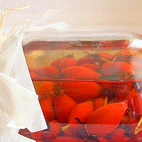 Šípkový kompot:

Do hrnce dáme 200 g očištěných šípků a 200 g opraných plodů jeřabin, přidáme k nim čerstvou šťávu z citronu, kousek citronové kůry, 4 hřebíčky a 350 g cukru. Plody zalijeme vodou tak, aby byly ponořené, a zvolna je uvaříme doměkka. Kompotem naplníme sklenice, které zavíčkujeme a sterilujeme 20 minut při teplotě 85 °C.