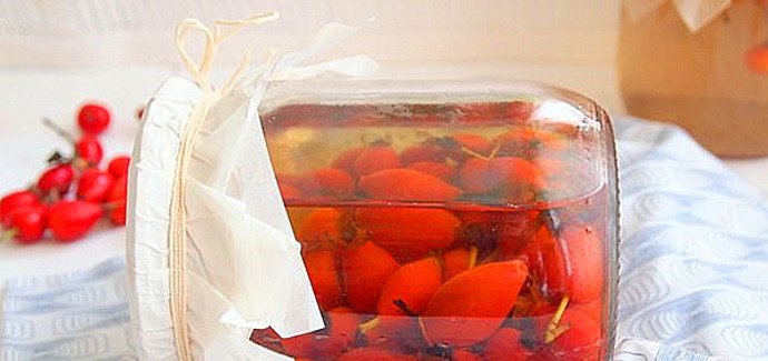 Šípkový kompot:

Do hrnce dáme 200 g očištěných šípků a 200 g opraných plodů jeřabin, přidáme k nim čerstvou šťávu z citronu, kousek citronové kůry, 4 hřebíčky a 350 g cukru. Plody zalijeme vodou tak, aby byly ponořené, a zvolna je uvaříme doměkka. Kompotem naplníme sklenice, které zavíčkujeme a sterilujeme 20 minut při teplotě 85 °C.