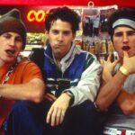 Na střední škole právě probíhá večírek na rozloučenou s čerstvými absolventy - čas jako stvořený pro náležitou pompu i přemítání o budoucnosti. Maturanti se však rozhodnou pro dnešek soustředit na důležitější věci: lásku, pomstu a rokenrol.