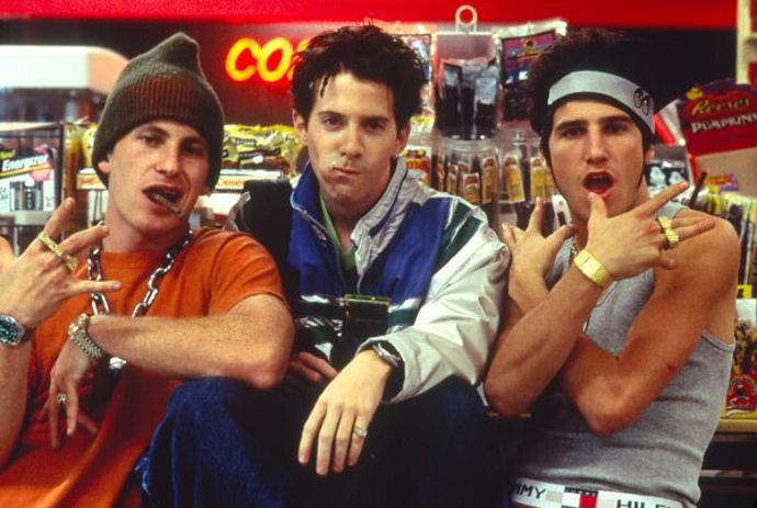 Na střední škole právě probíhá večírek na rozloučenou s čerstvými absolventy - čas jako stvořený pro náležitou pompu i přemítání o budoucnosti. Maturanti se však rozhodnou pro dnešek soustředit na důležitější věci: lásku, pomstu a rokenrol.