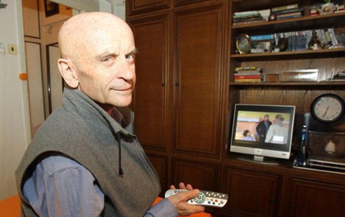 V letech 1961–1992 byl členem činohry pražského ND, odkud přešel do souboru Divadla Na Zábradlí.