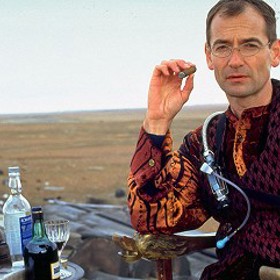 V daleké budoucnosti civilní transportní loď Hunter-Gretzner letí za pomoci autopilota v blízkosti pouštní planety, zatímco je posádka uložena ve spánku v kryokomorách.