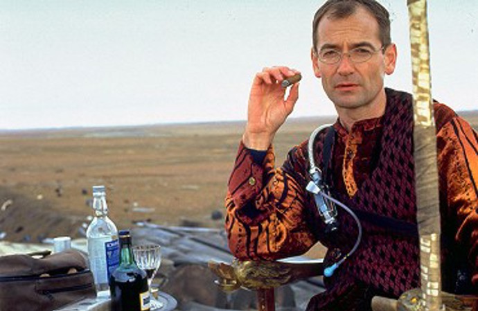 V daleké budoucnosti civilní transportní loď Hunter-Gretzner letí za pomoci autopilota v blízkosti pouštní planety, zatímco je posádka uložena ve spánku v kryokomorách.