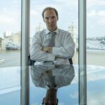 Zatímco se jedna strana snaží získat navrch nad druhou, paktují se s politiky, kteří se snaží protlačit na výsluní, a kontroverzními sponzory.