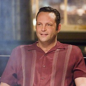 Potíž je v tom, že nádherný byt, který si pořídili a zařídili, patří jim oběma a ani jeden nemá vůli se z něj vystěhovat. V tu chvíli se rozjíždí velmi zábavný souboj pohlaví, který má prostřednictvím kamarádů, nastrčených podivínů a menších i větších ústrků dostat toho druhého z bytu. 