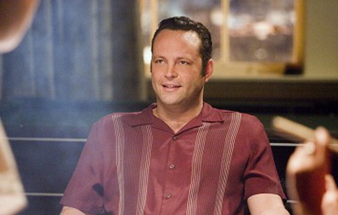 Potíž je v tom, že nádherný byt, který si pořídili a zařídili, patří jim oběma a ani jeden nemá vůli se z něj vystěhovat. V tu chvíli se rozjíždí velmi zábavný souboj pohlaví, který má prostřednictvím kamarádů, nastrčených podivínů a menších i větších ústrků dostat toho druhého z bytu. 