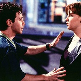 Na střední škole právě probíhá večírek na rozloučenou s čerstvými absolventy - čas jako stvořený pro náležitou pompu i přemítání o budoucnosti. Maturanti se však rozhodnou pro dnešek soustředit na důležitější věci: lásku, pomstu a rokenrol.