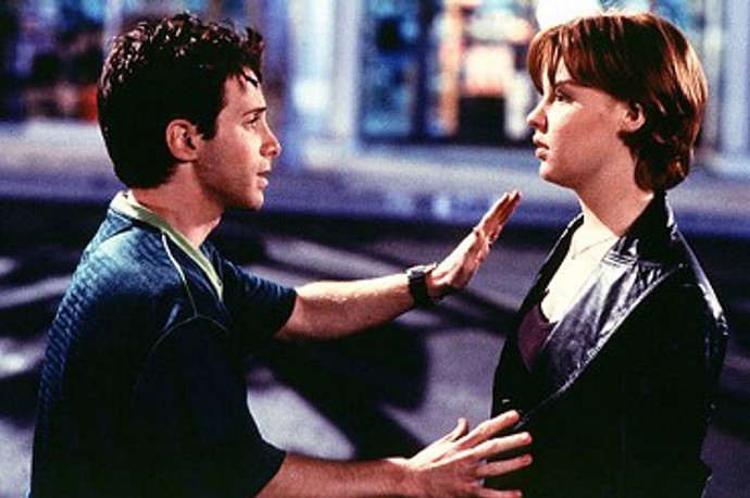 Na střední škole právě probíhá večírek na rozloučenou s čerstvými absolventy - čas jako stvořený pro náležitou pompu i přemítání o budoucnosti. Maturanti se však rozhodnou pro dnešek soustředit na důležitější věci: lásku, pomstu a rokenrol.